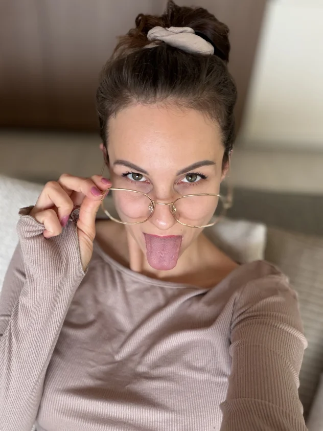 Senta-te aqui com os óculos postos e faz uma cara de inocente… ou talvez não 