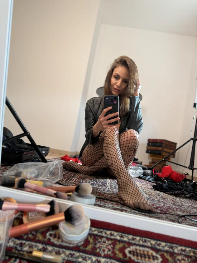 Siéntate con ese look de chaqueta de cuero y medias de rejilla en el suelo y haz unas cuantas fotos…