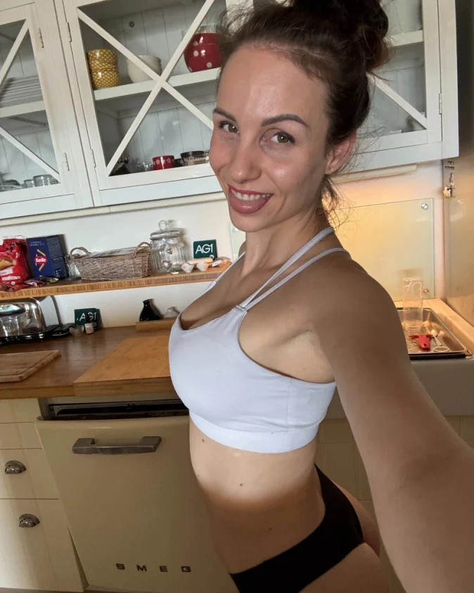 I’m standing in the kitchen right now, taking a few photos… looking quite innocent in this top, don’t I? 