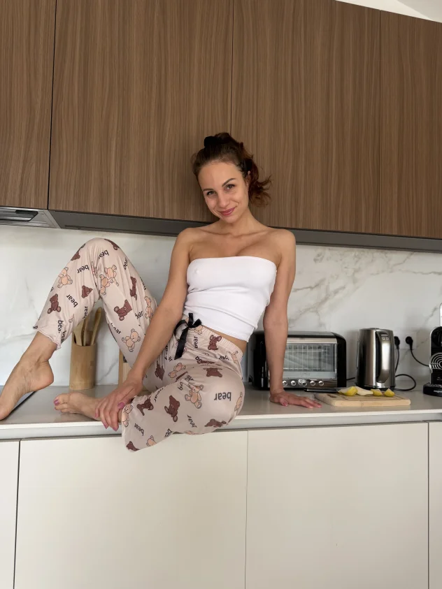 In a white top and bear-print tros… she looks innocent, doesn’t she? 